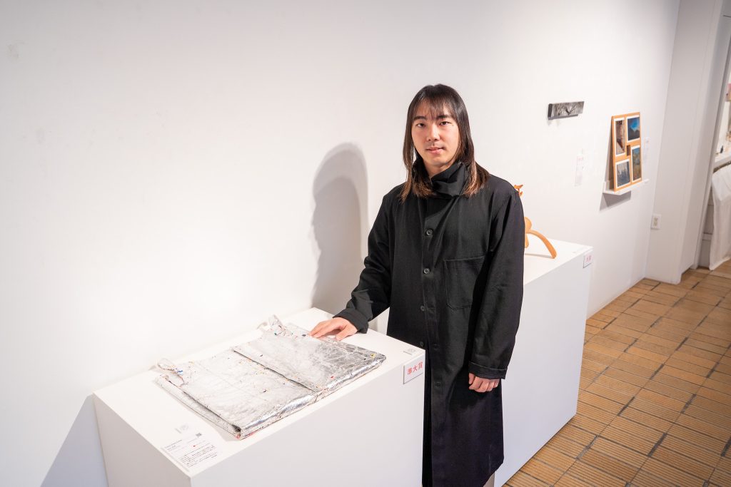 着る人の痕跡を刻むアルミのワンピースが生まれるまで。アートアワード2026受賞者に聞く【海田通孝氏インタビュー】