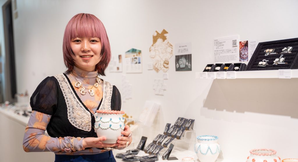 陶芸でつくるデコレーションケーキ。“まとう陶芸”で表現の可能性を広げる 【YURIAJURIA氏インタビュー】
